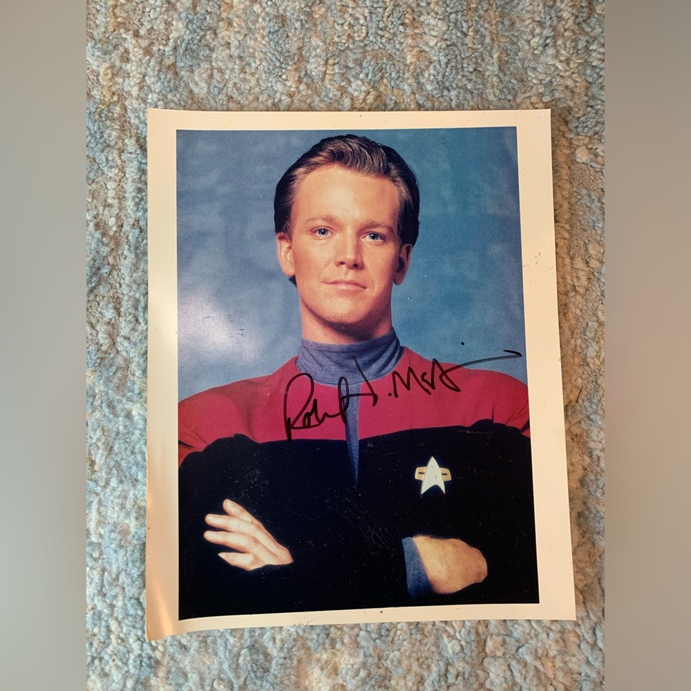 Robert Duncan McNeill Star Trek Voyager Lt Tom Paris Autographed 8X10 Photo